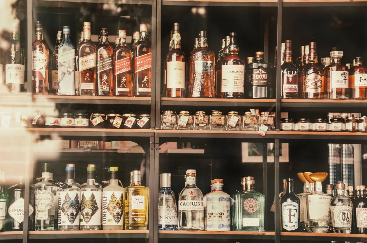 Полка с бутылками в магазине